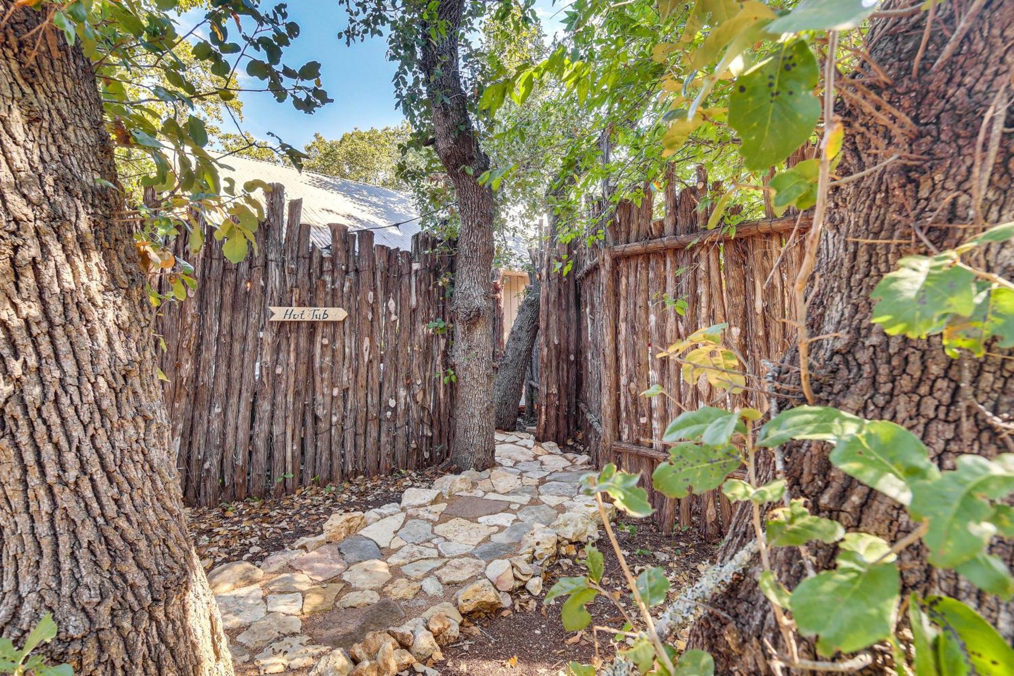 Pet-Friendly Wimberley Cabin With Fire Pit And Hot Tub מראה חיצוני תמונה
