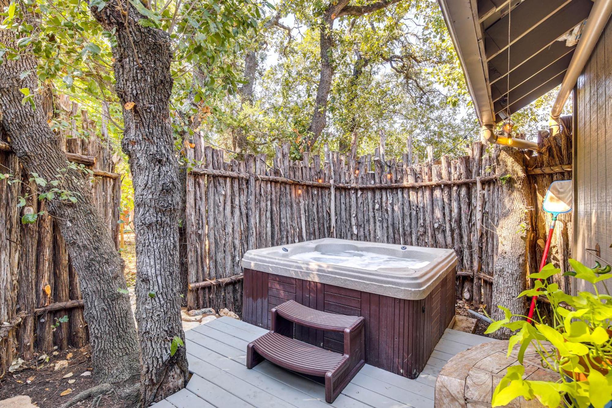 Pet-Friendly Wimberley Cabin With Fire Pit And Hot Tub מראה חיצוני תמונה